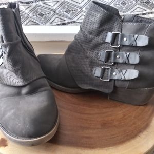 Gray Maurices above ankle boot. Size 9